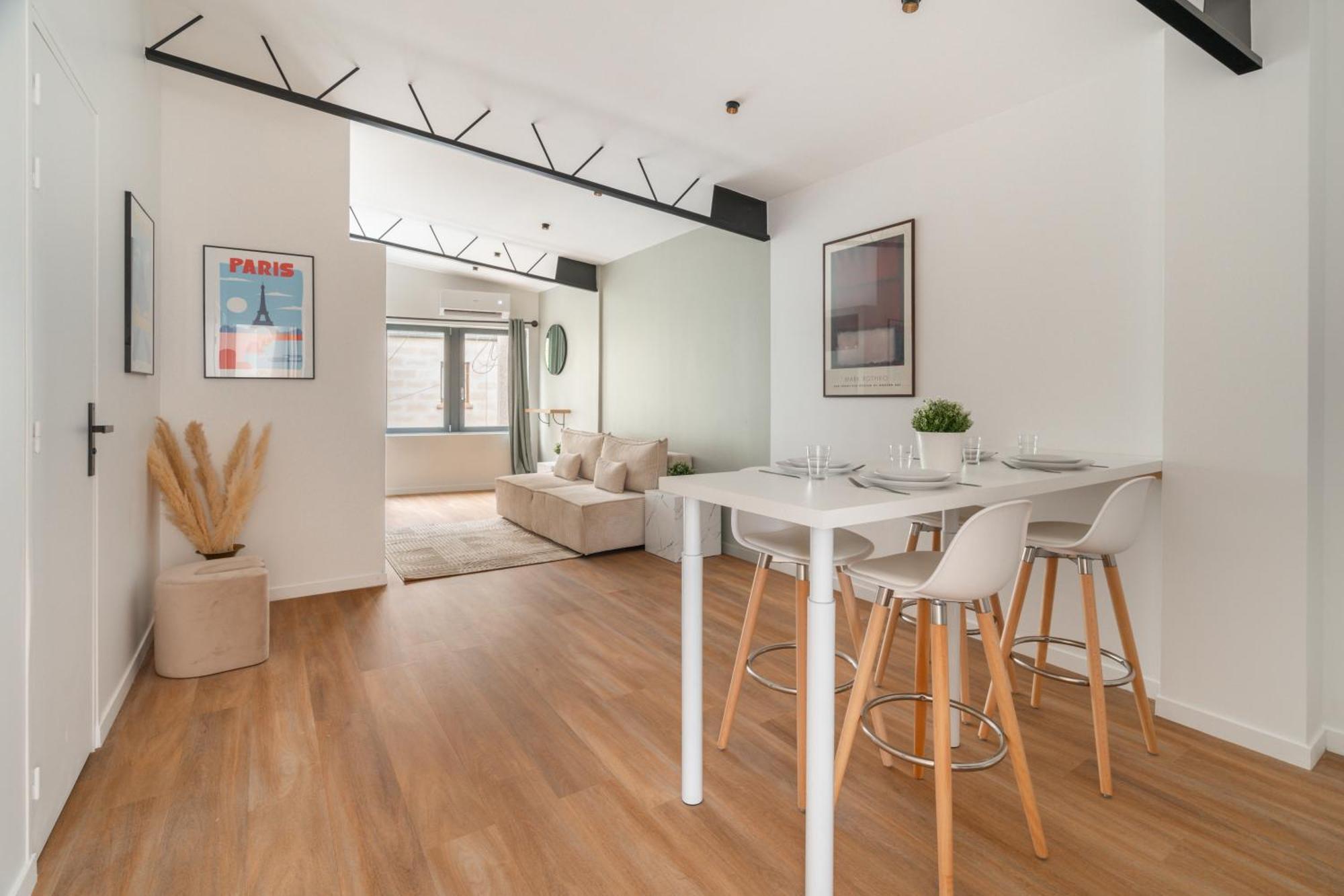Apartment Stunning New In